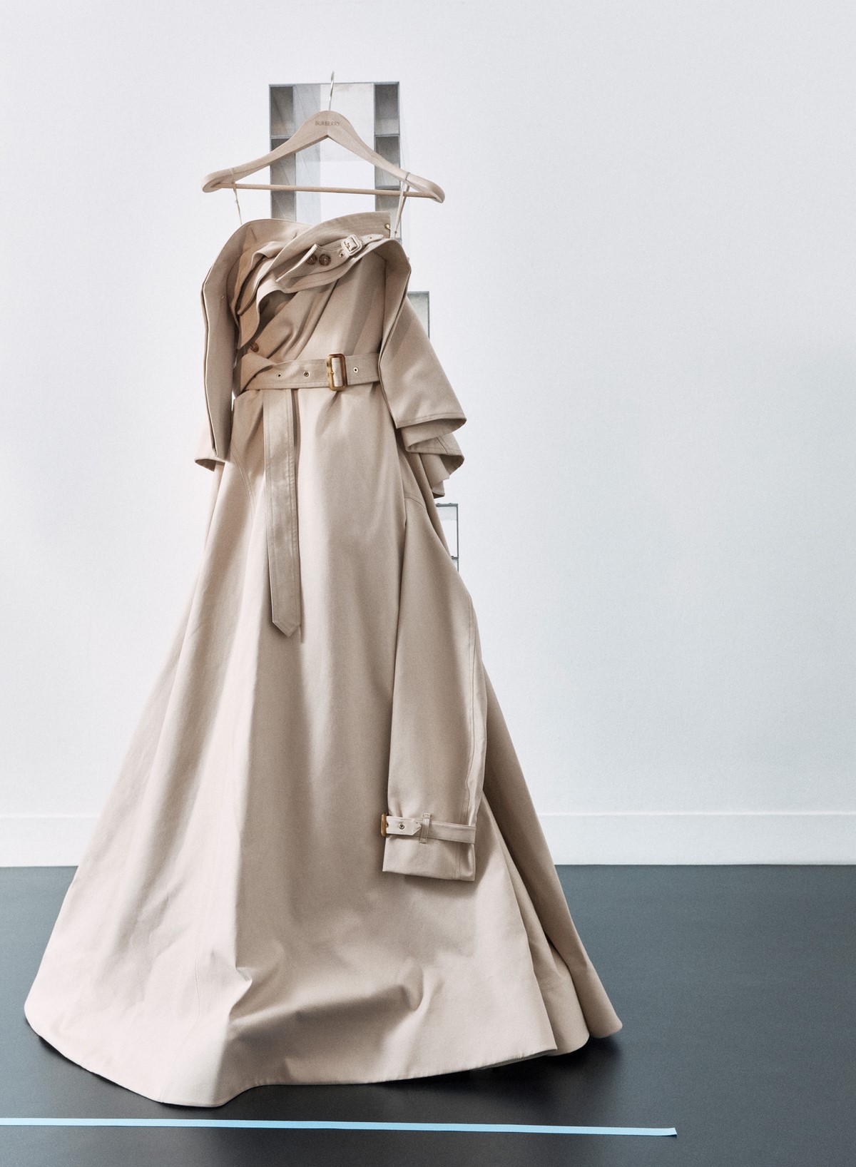 Архивный тренч Burberry, превращенный в длинное скульптурное платье с поясом
