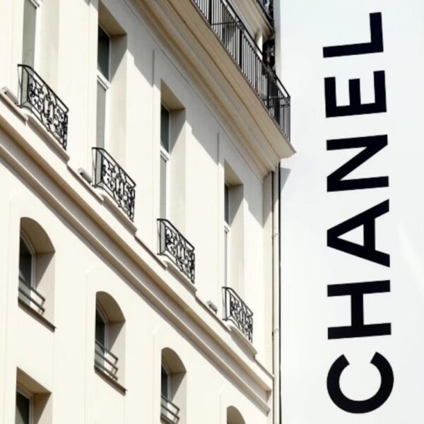 Фасад здания Chanel в Париже с крупным логотипом модного дома