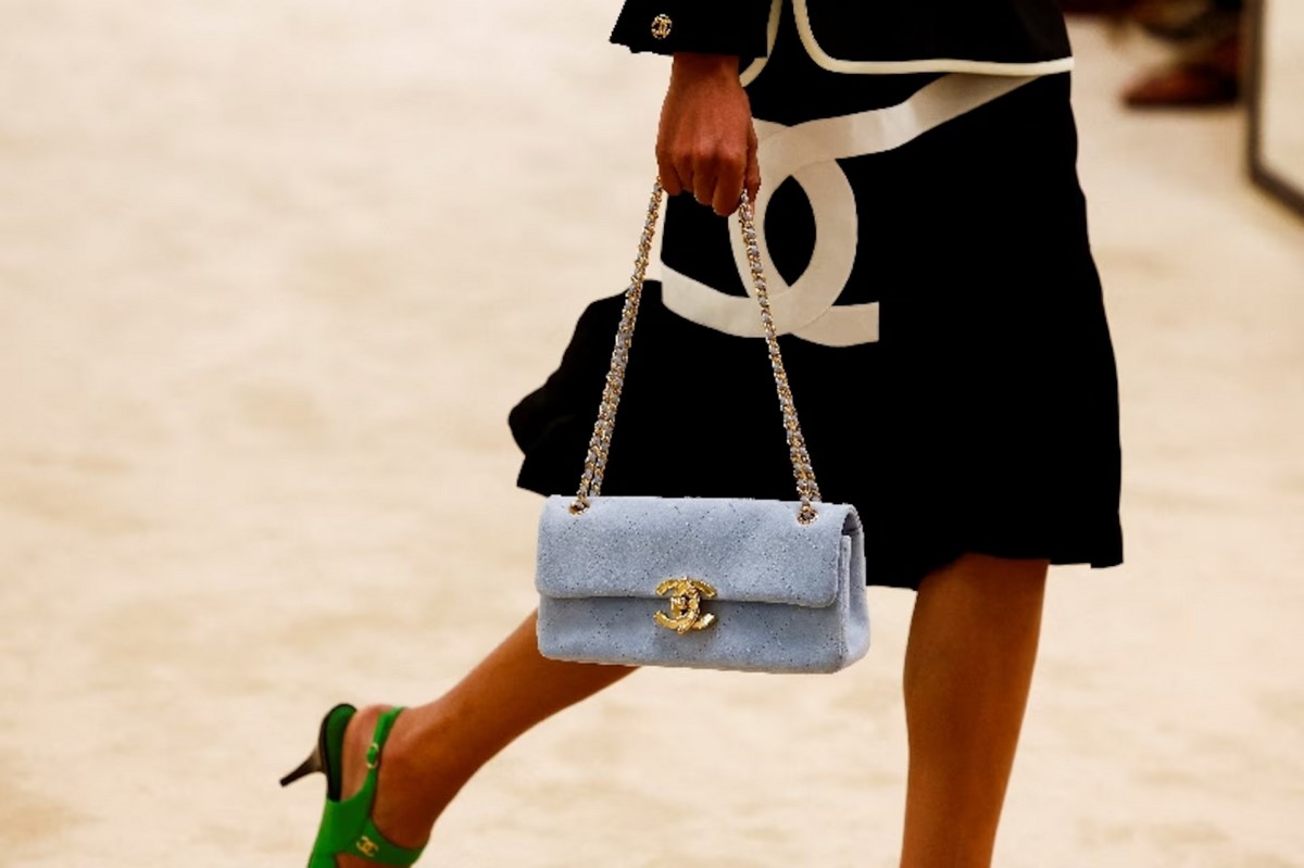 Голубая сумка Chanel с золотой цепочкой из коллекции Cruise 2026/27
