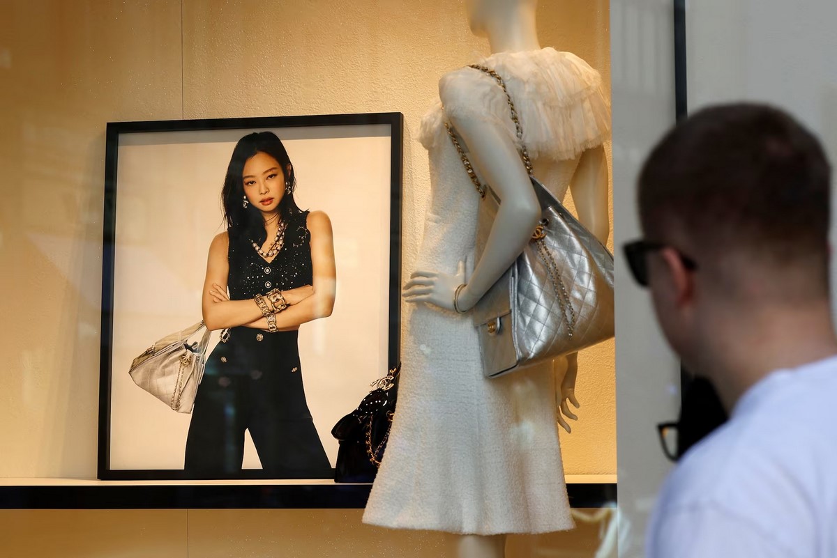 Витрина бутика Chanel с манекеном, сумками и рекламным изображением