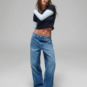 Широкие джинсы The Hailey Jean с многослойным топом и вьетнамками