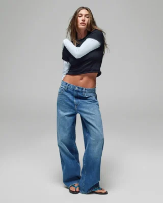 Широкие джинсы The Hailey Jean с многослойным топом и вьетнамками