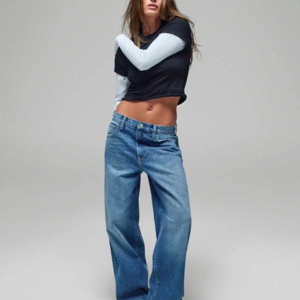 Широкие джинсы The Hailey Jean с многослойным топом и вьетнамками