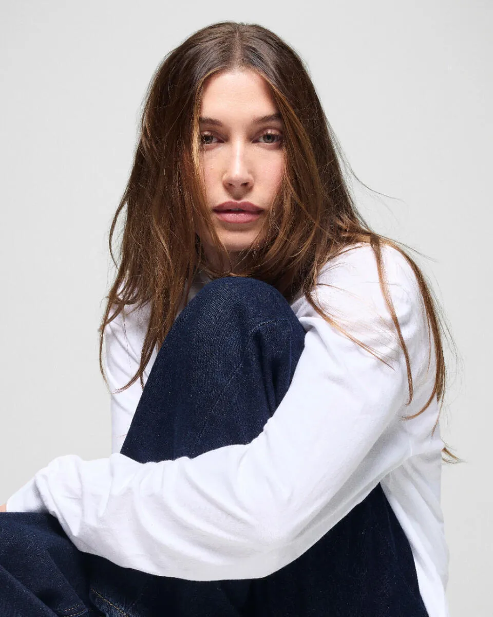 Портрет из кампании Gap с темно-синими джинсами The Hailey Jean