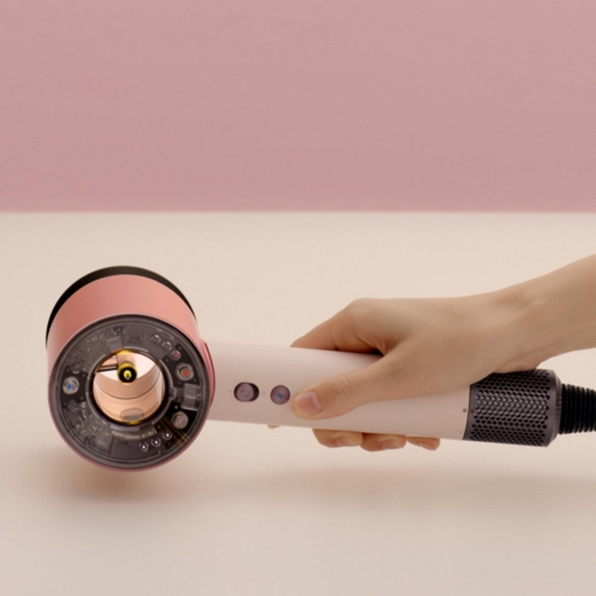 Переключатели температуры и скорости на фене Dyson Supersonic