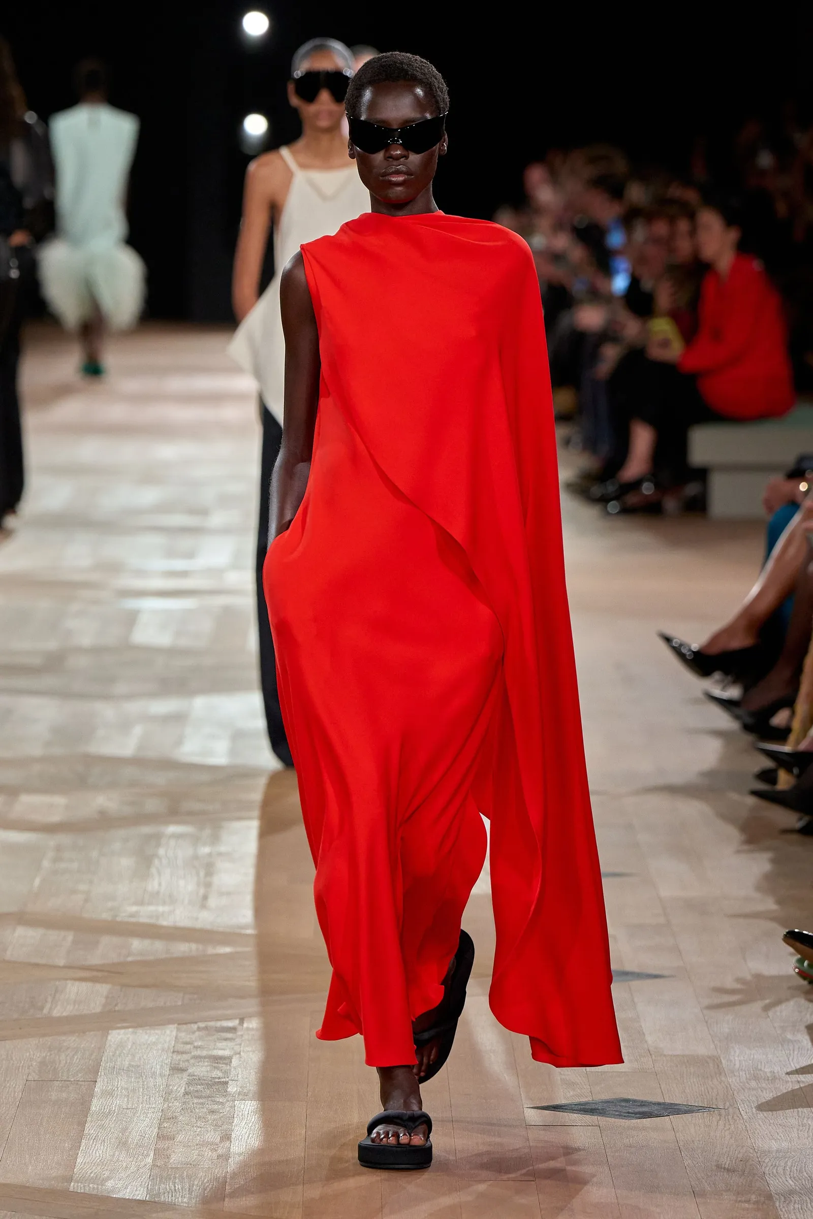 Красное платье макси Balenciaga с черными сандалиями на платформе