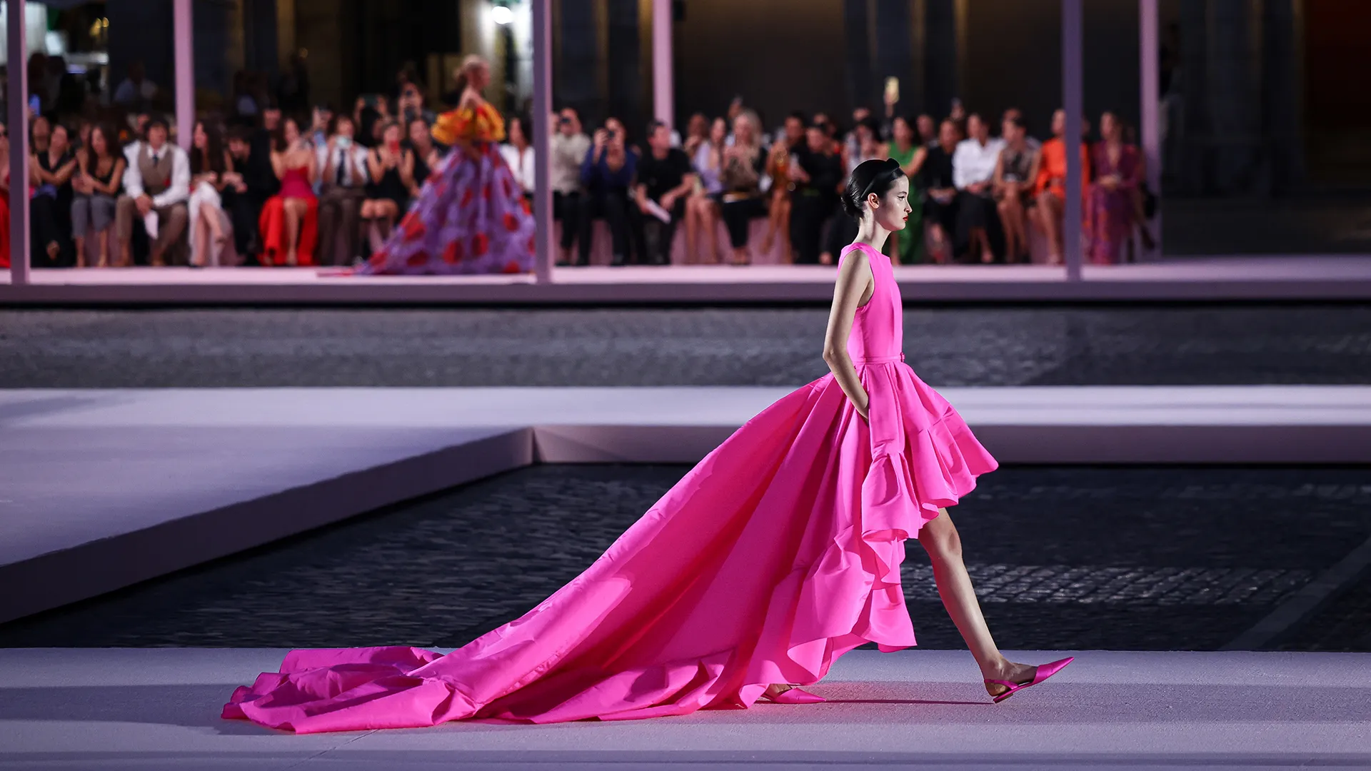 Розовое платье Carolina Herrera с длинным шлейфом и острыми лодочками