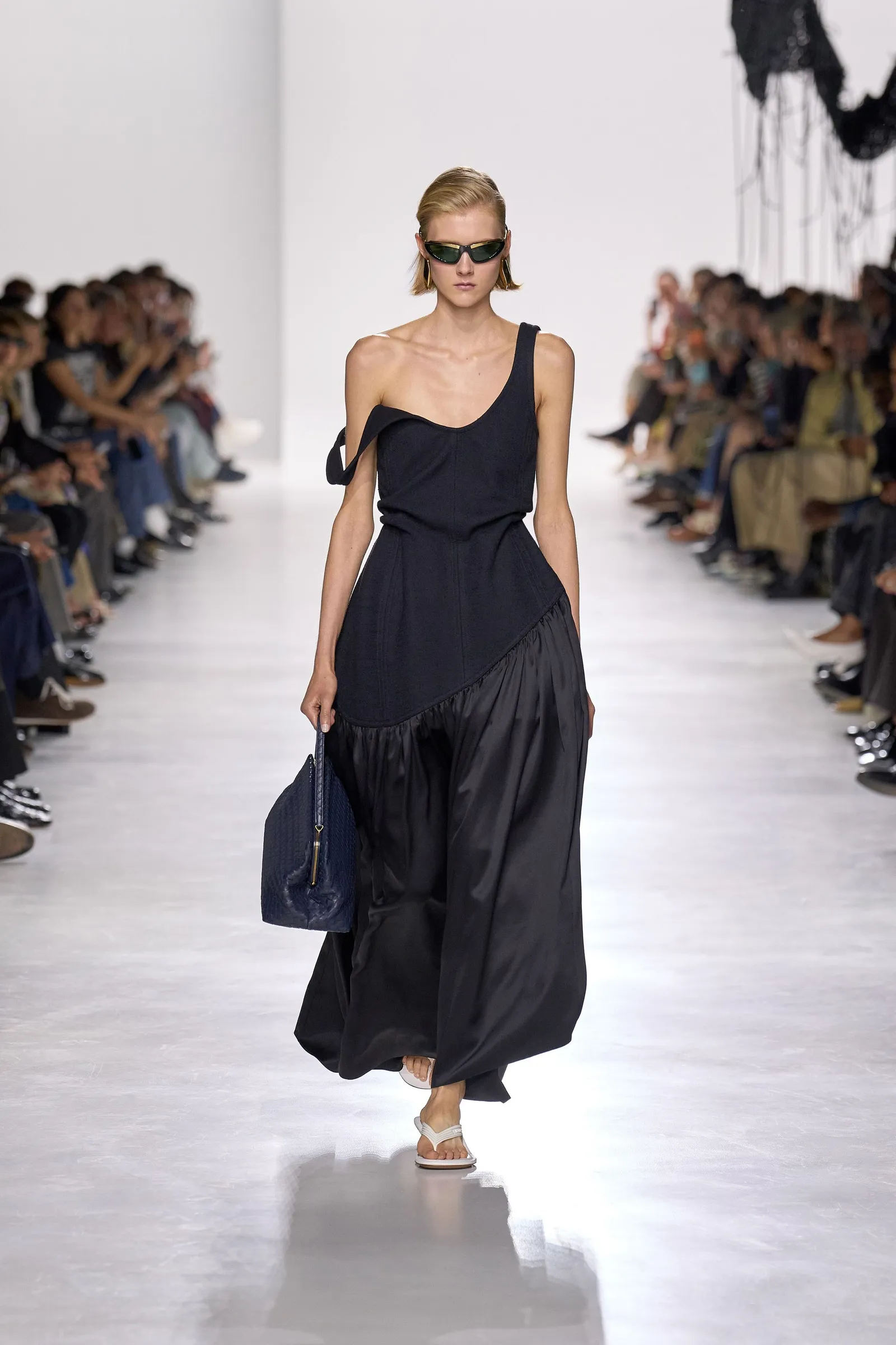 Черное асимметричное платье Bottega Veneta с белыми сандалиями