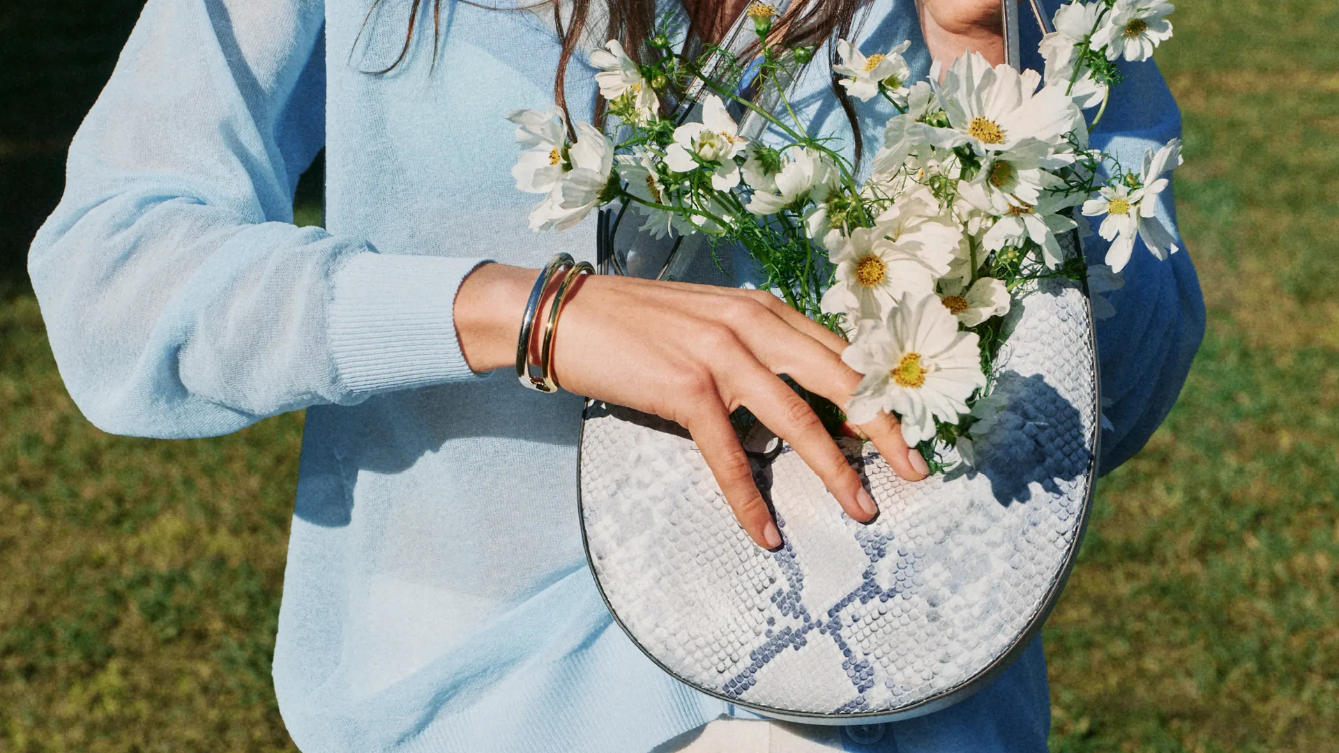 Голубая сумка Kate Spade с фактурой под питона и букетом белых цветов