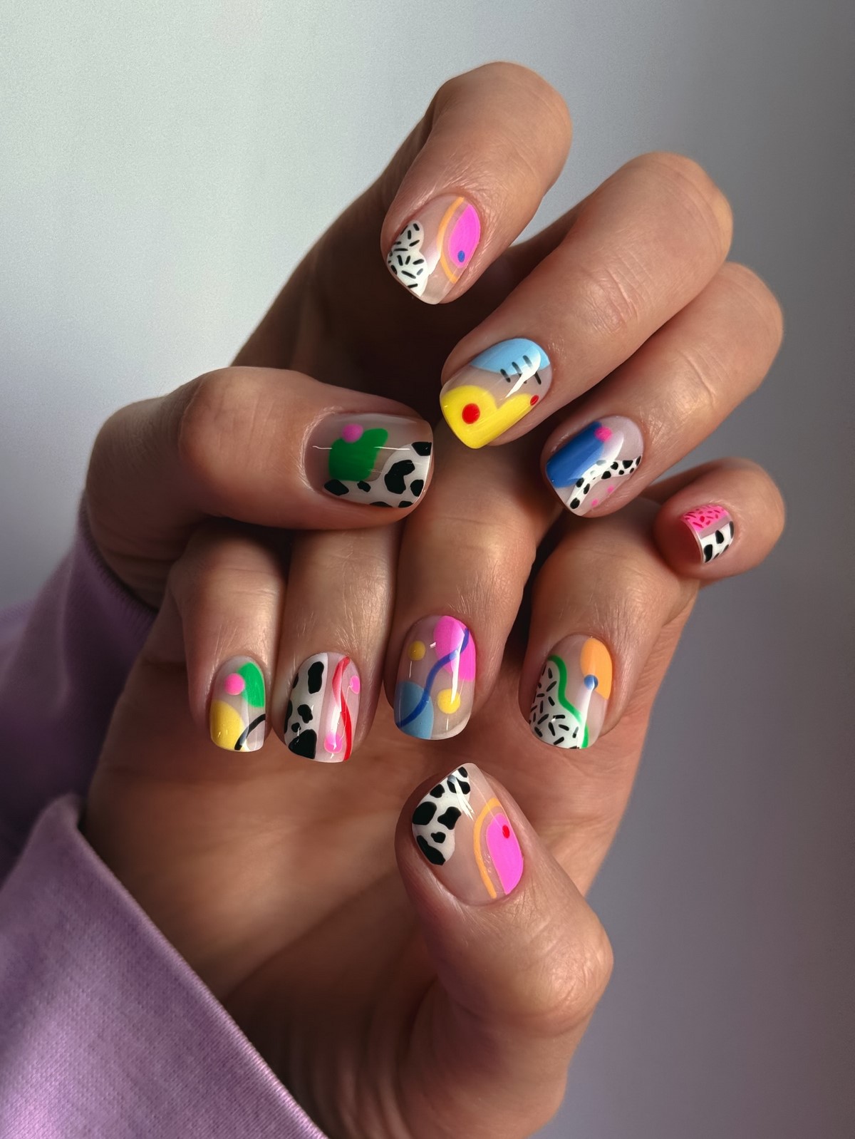 Яркий абстрактный маникюр с черно-белыми пятнами cow print