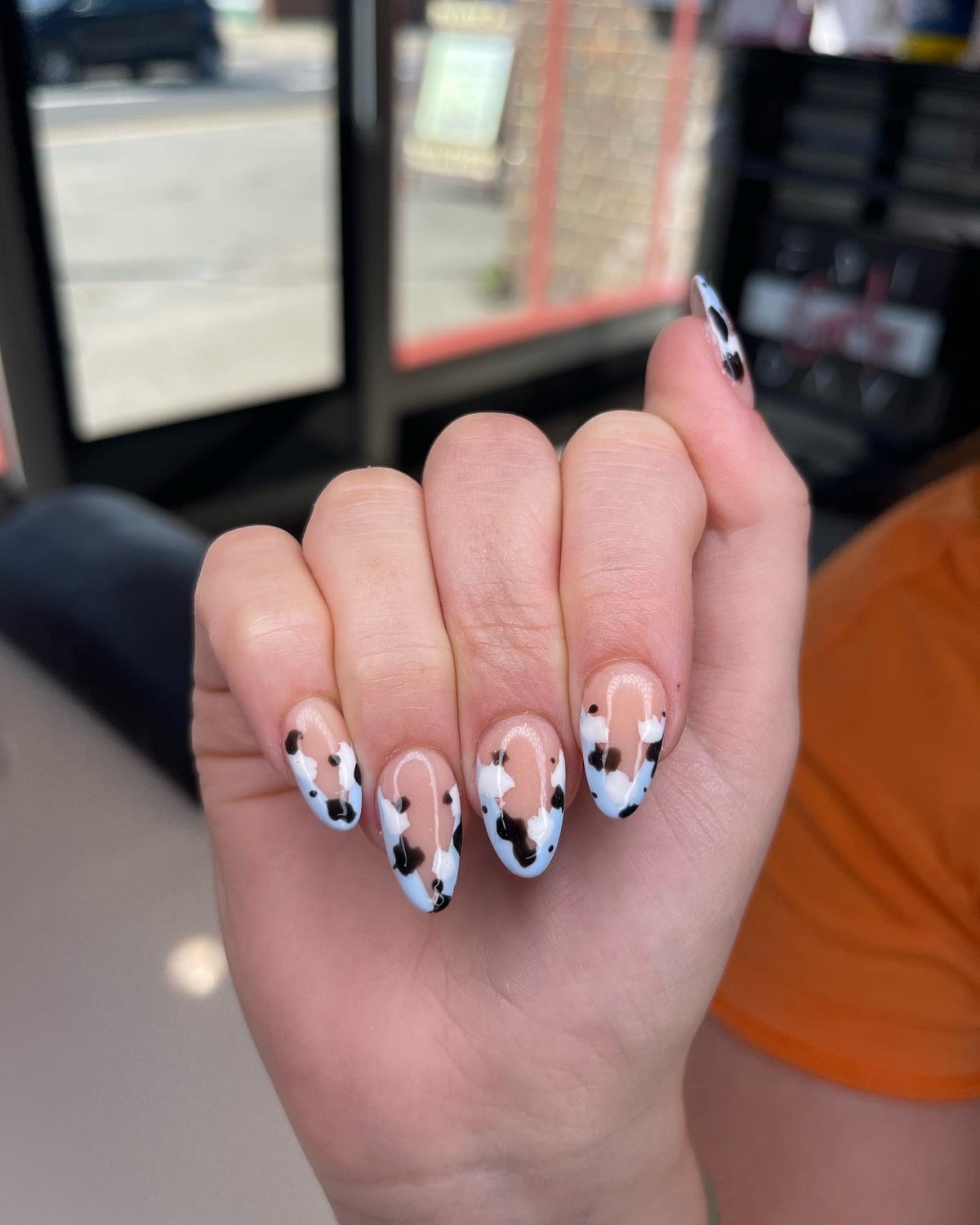 Нюдовый френч с белыми, черными и коричневыми пятнами в стиле cow print