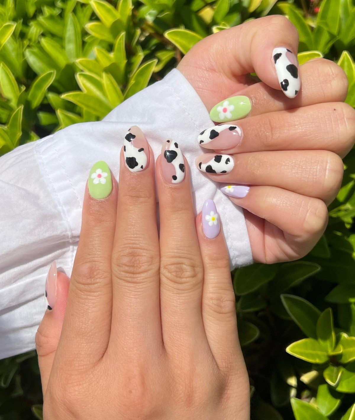 Пастельный маникюр с cow print, зелеными и лавандовыми ногтями с цветами