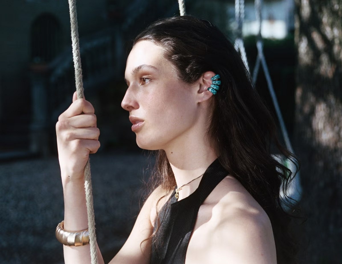 Бирюзовый ear cuff и широкий золотой браслет в современном образе