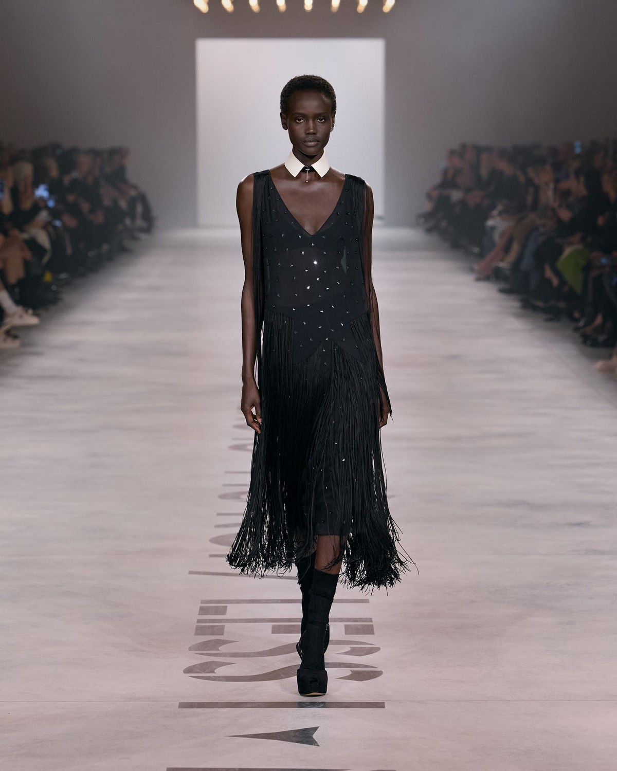 Fendi couture: черное платье с бахромой, блестящей отделкой и белым воротником