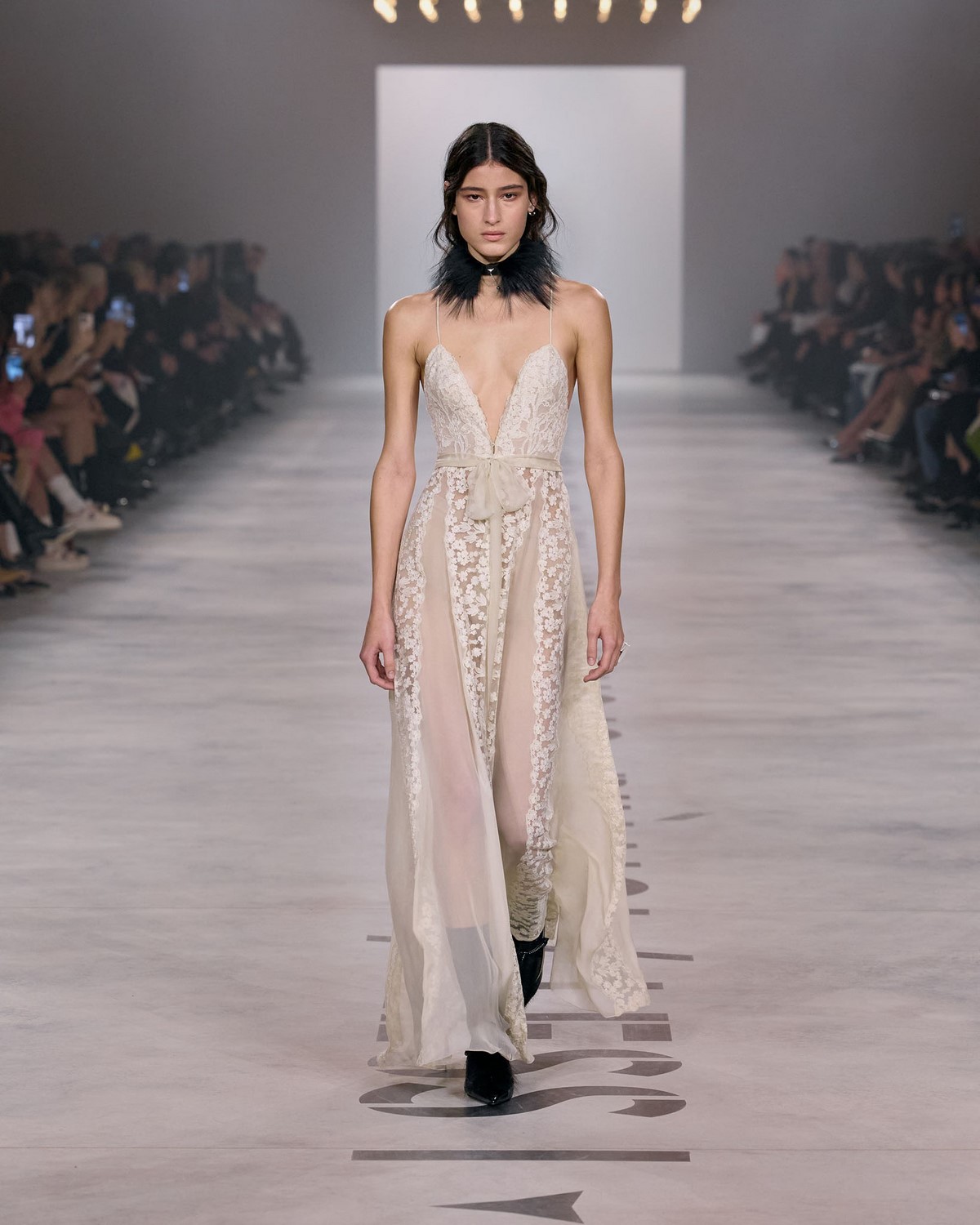 Fendi couture: полупрозрачное белое кружевное платье с черным меховым воротником