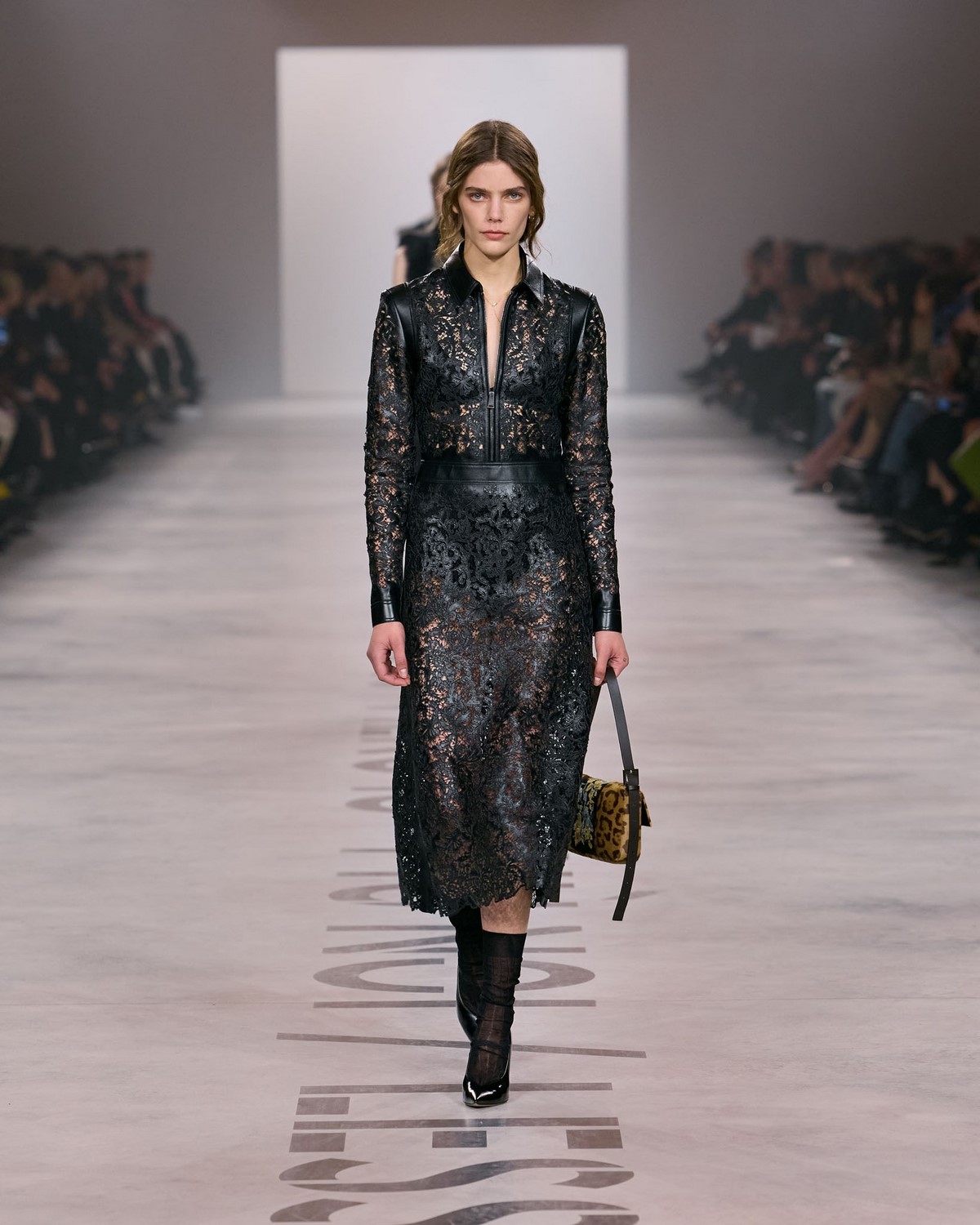 Fendi couture: черное кружевное платье с кожаными вставками и сумкой с леопардовым принтом