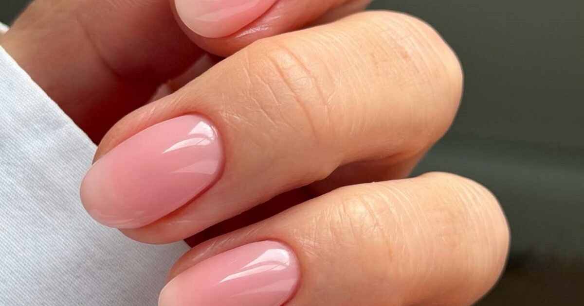 Mochi pink — новый конфетно-розовый маникюр с влажным блеском