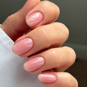 Глянцевый светло-розовый маникюр mochi pink на коротком овале