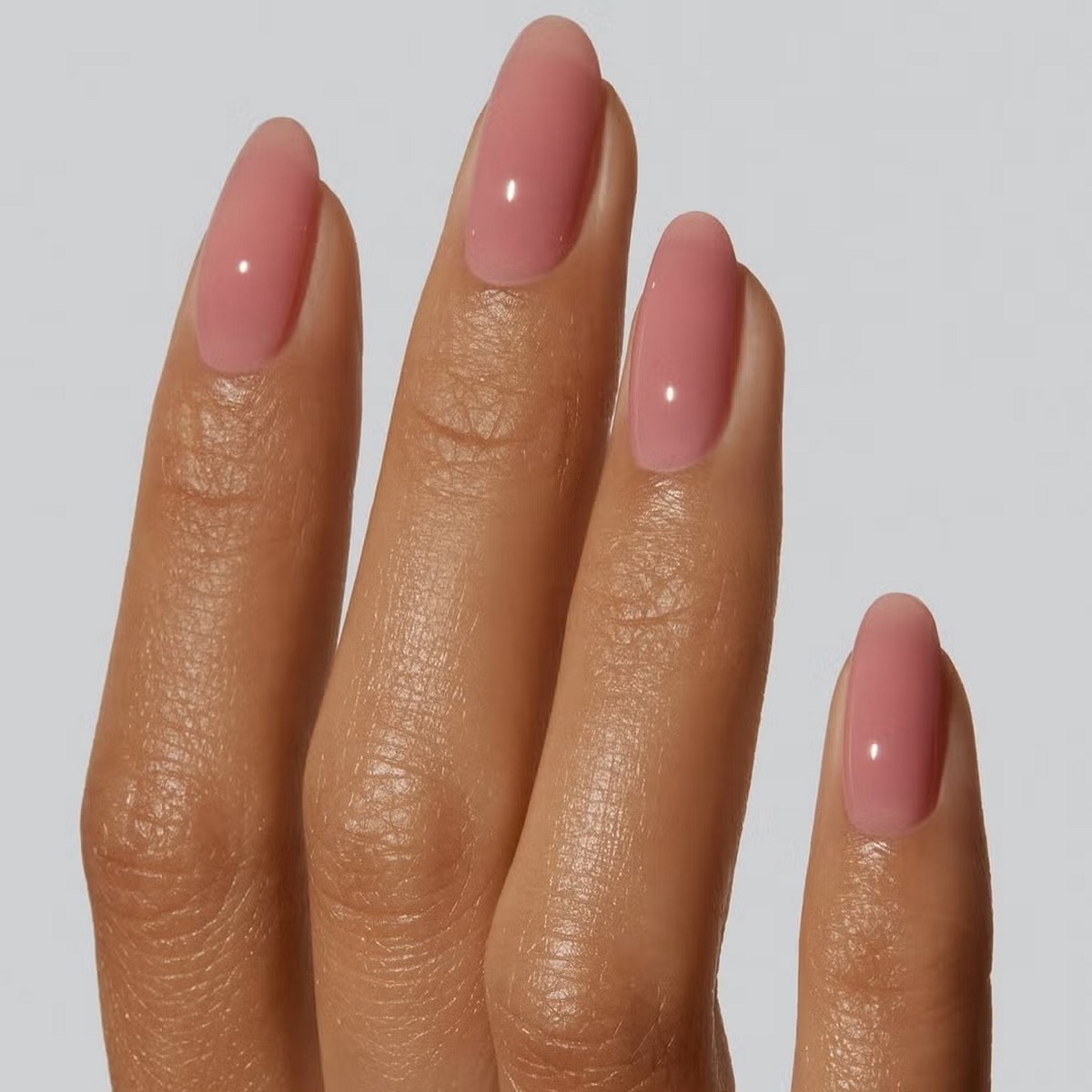 Однотонный маникюр mochi pink на длинных миндалевидных ногтях