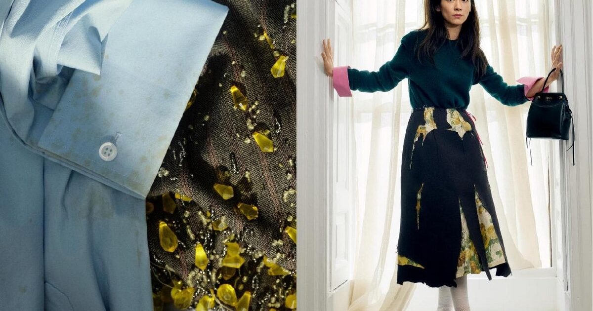 Зеленый джемпер Prada с декорированной юбкой и строгой черной сумкой