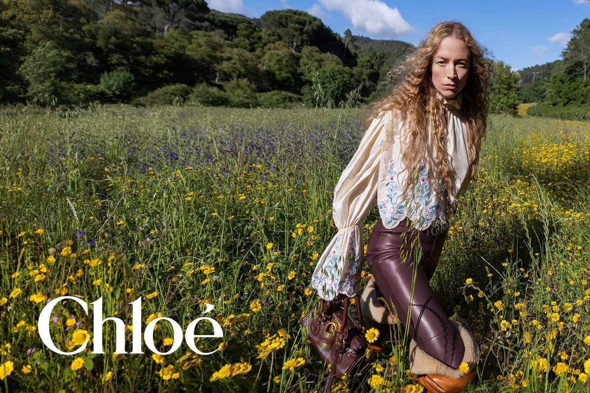 Вышитая блуза Chloé с кожаными брюками и меховой обувью