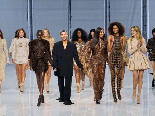 Финал показа Balmain с дизайнером и моделями в декорированных образах