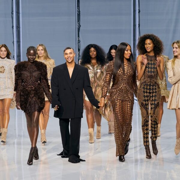 Финал показа Balmain с дизайнером и моделями в декорированных образах