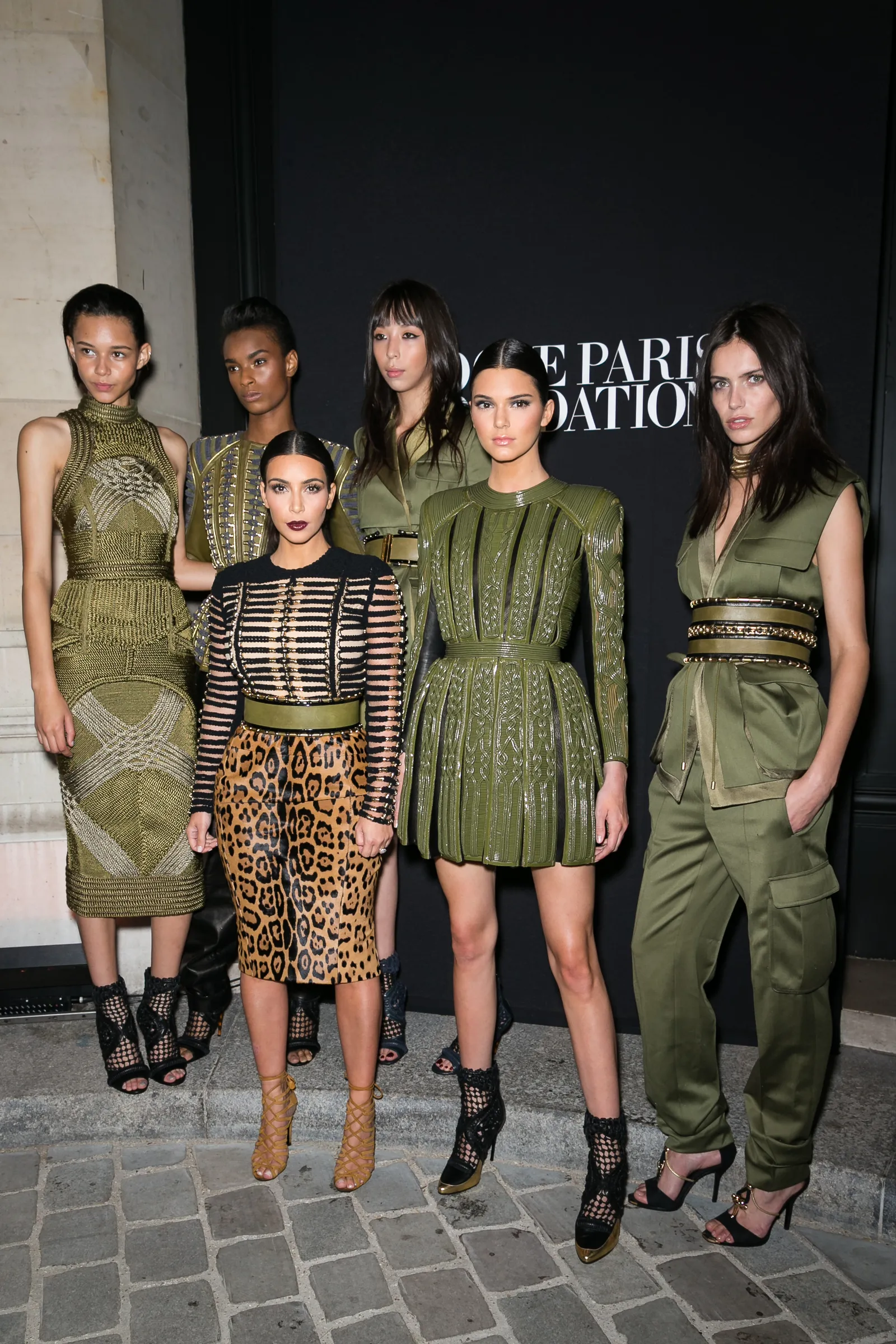 Модели и гости в структурированных образах Balmain на мероприятии в Париже