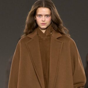Модель в коричневом пальто с мягкой линией плеч на показе Max Mara