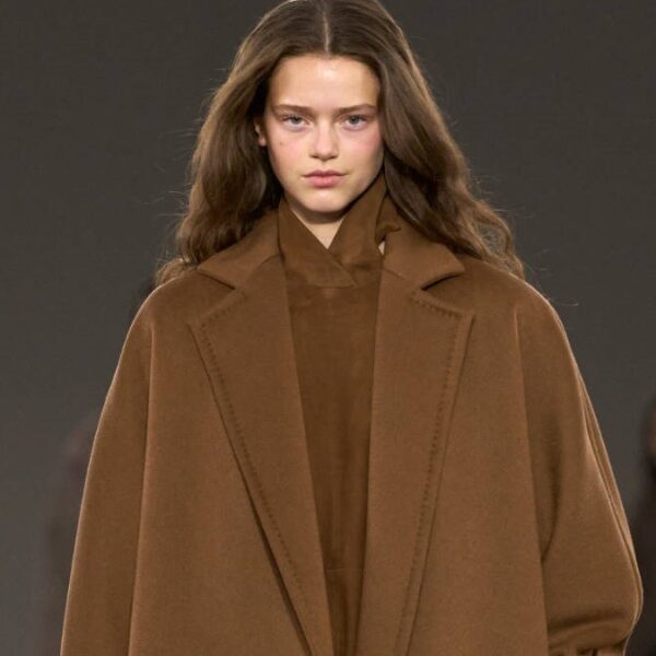Модель в коричневом пальто с мягкой линией плеч на показе Max Mara