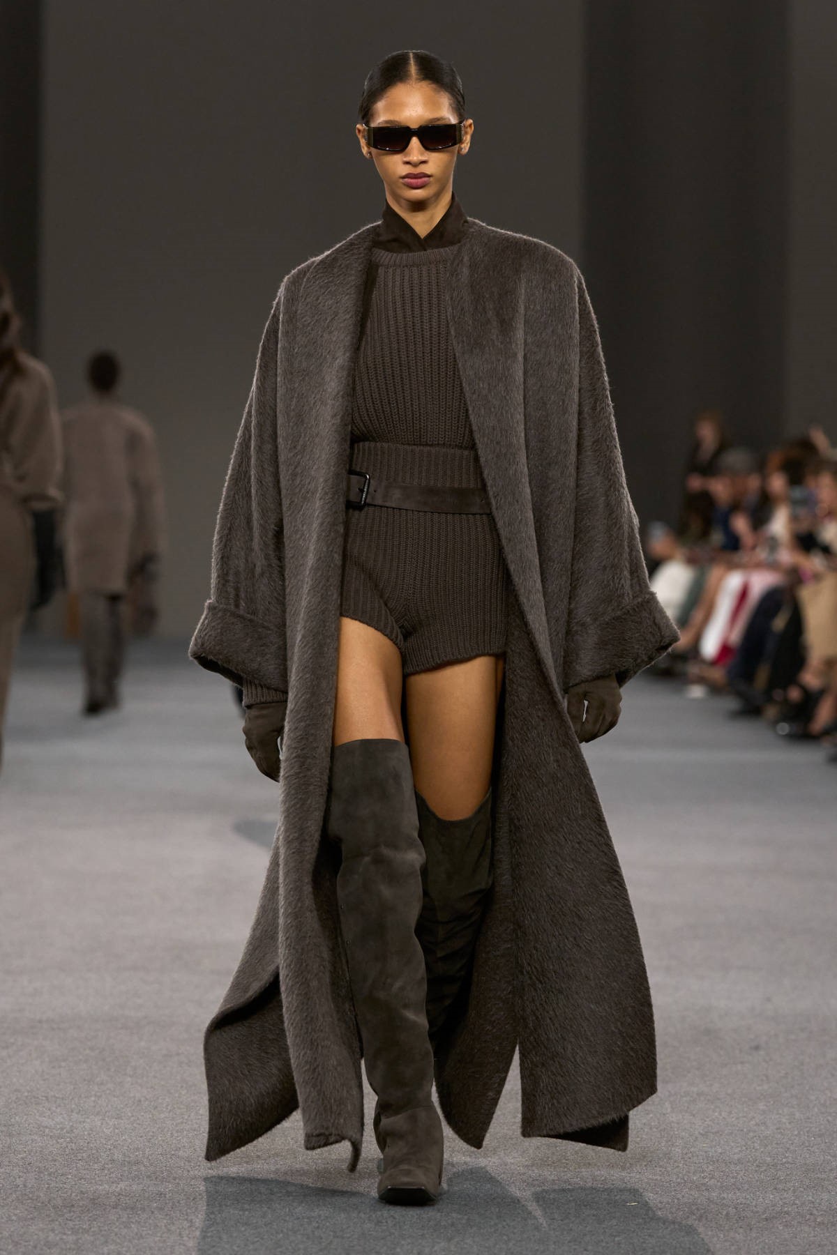 Модель в длинном сером пальто из ворсистой ткани на показе Max Mara