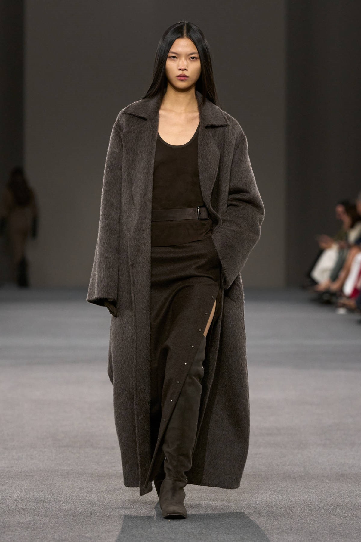 Модель в открытом сером пальто с мягкой плечевой линией на показе Max Mara