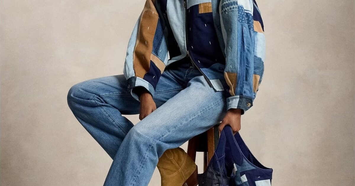 Модель в джинсовой куртке из лоскутных блоков с сумкой Ralph Lauren x Gee’s Bend