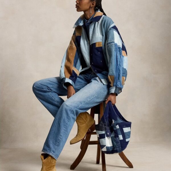 Модель в джинсовой куртке из лоскутных блоков с сумкой Ralph Lauren x Gee’s Bend