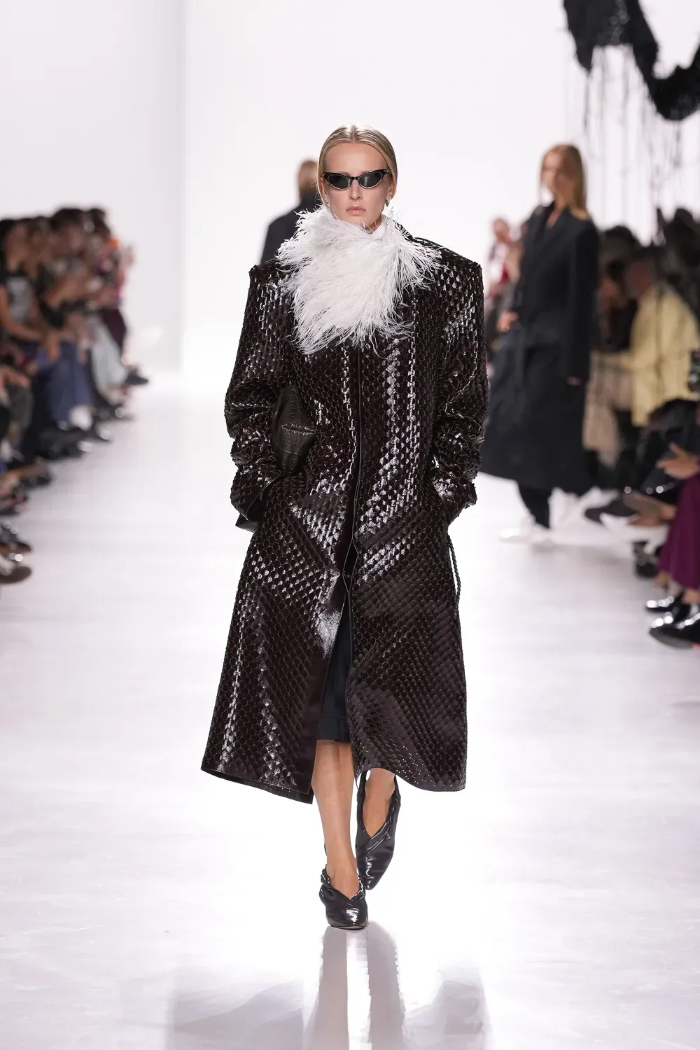 Черное фактурное пальто Bottega Veneta с белым перьевым воротником