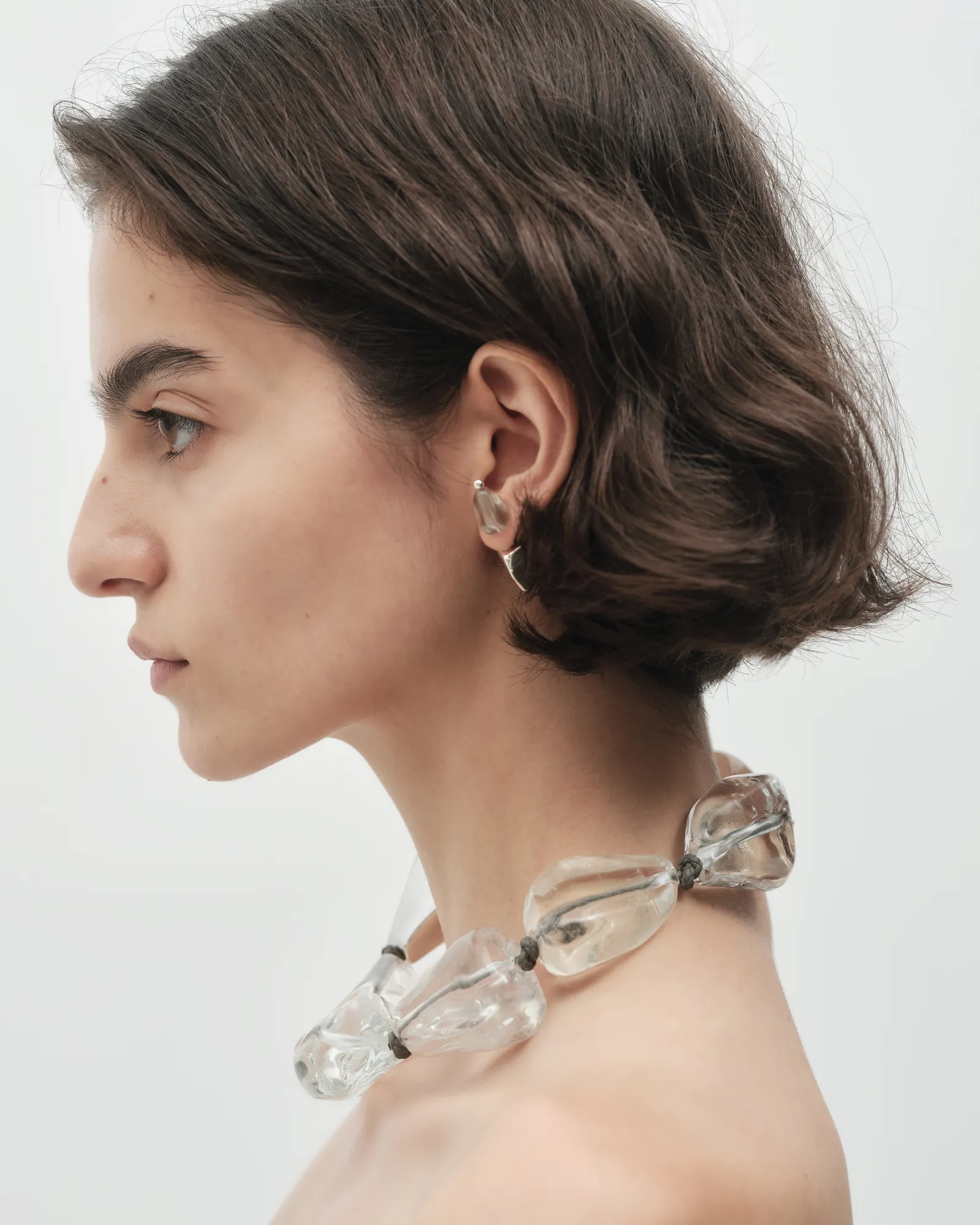 Прозрачное стеклянное колье и серьги Bottega Veneta на модели