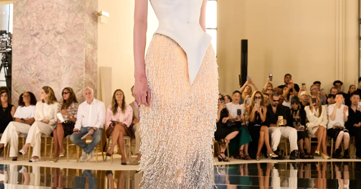 Schiaparelli открыл Неделю высокой моды: латекс, силикон и скульптуры вместо шелка