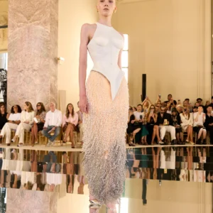 Белый скульптурный корсет с мерцающей бахромой на подиуме Schiaparelli Couture