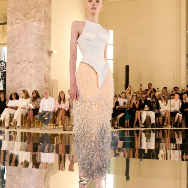 Белый скульптурный корсет с мерцающей бахромой на подиуме Schiaparelli Couture