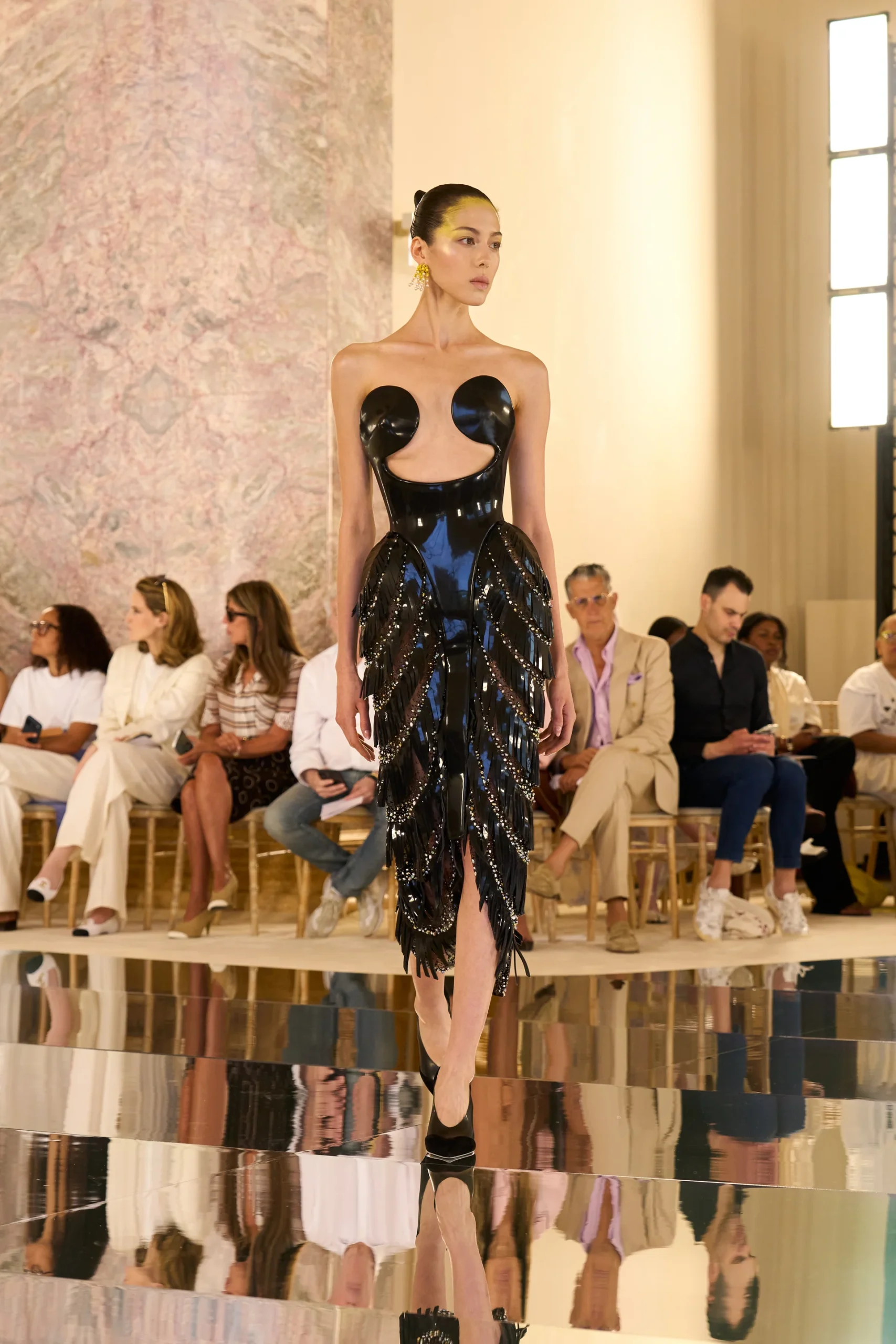 Черный глянцевый образ Schiaparelli с пластичным корсетом и длинной бахромой