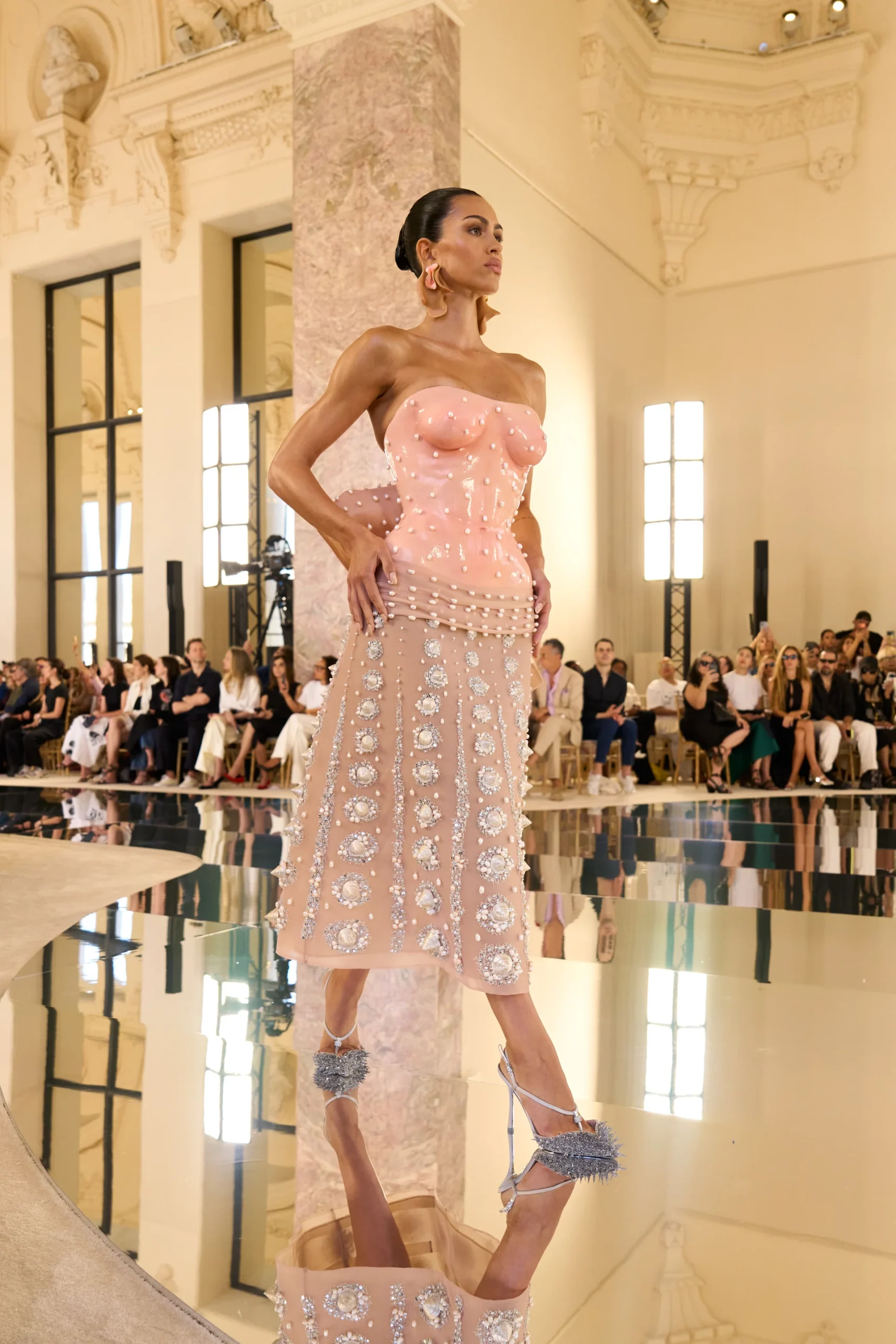 Розовый скульптурный корсет Schiaparelli с прозрачной юбкой, жемчугом и кристаллами