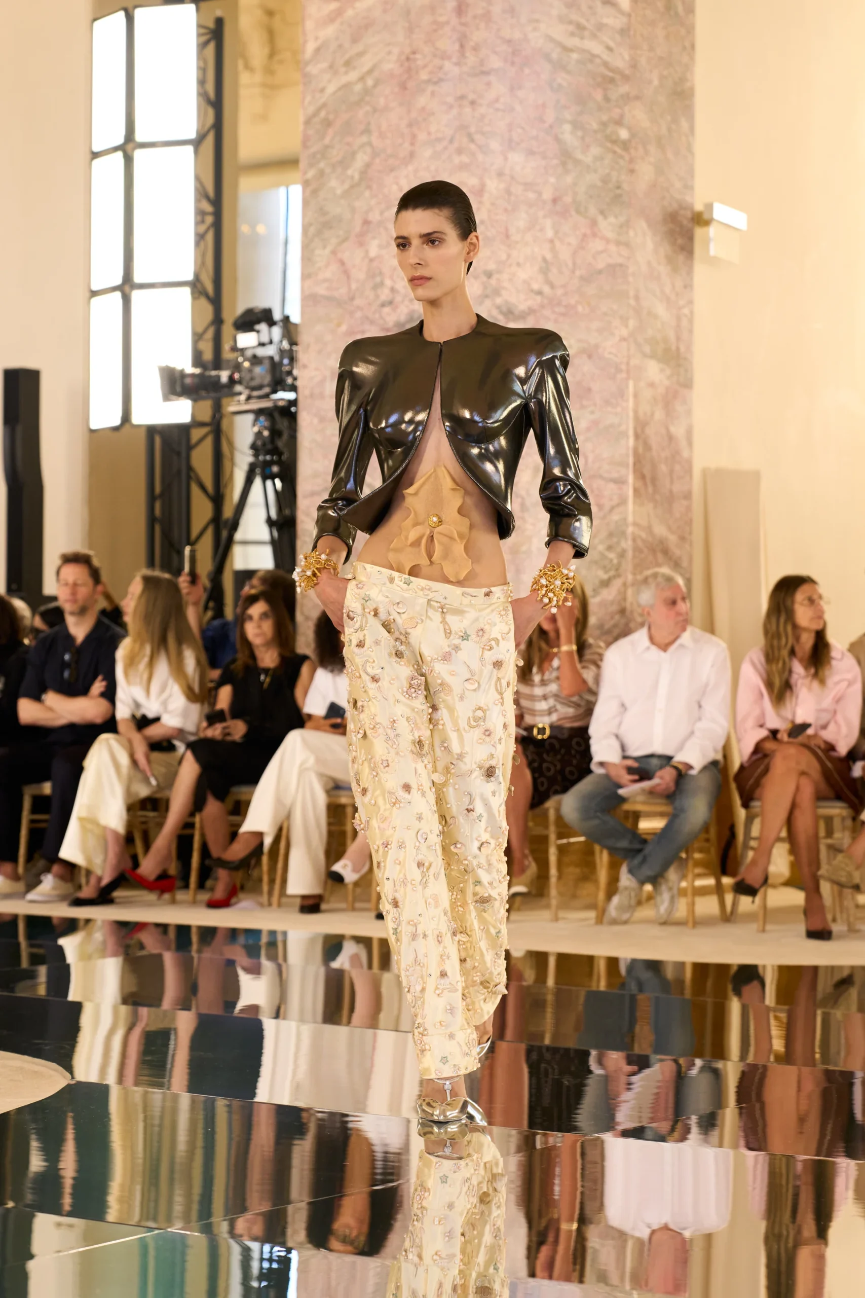 Темный глянцевый жакет Schiaparelli с объемным декором и расшитыми брюками