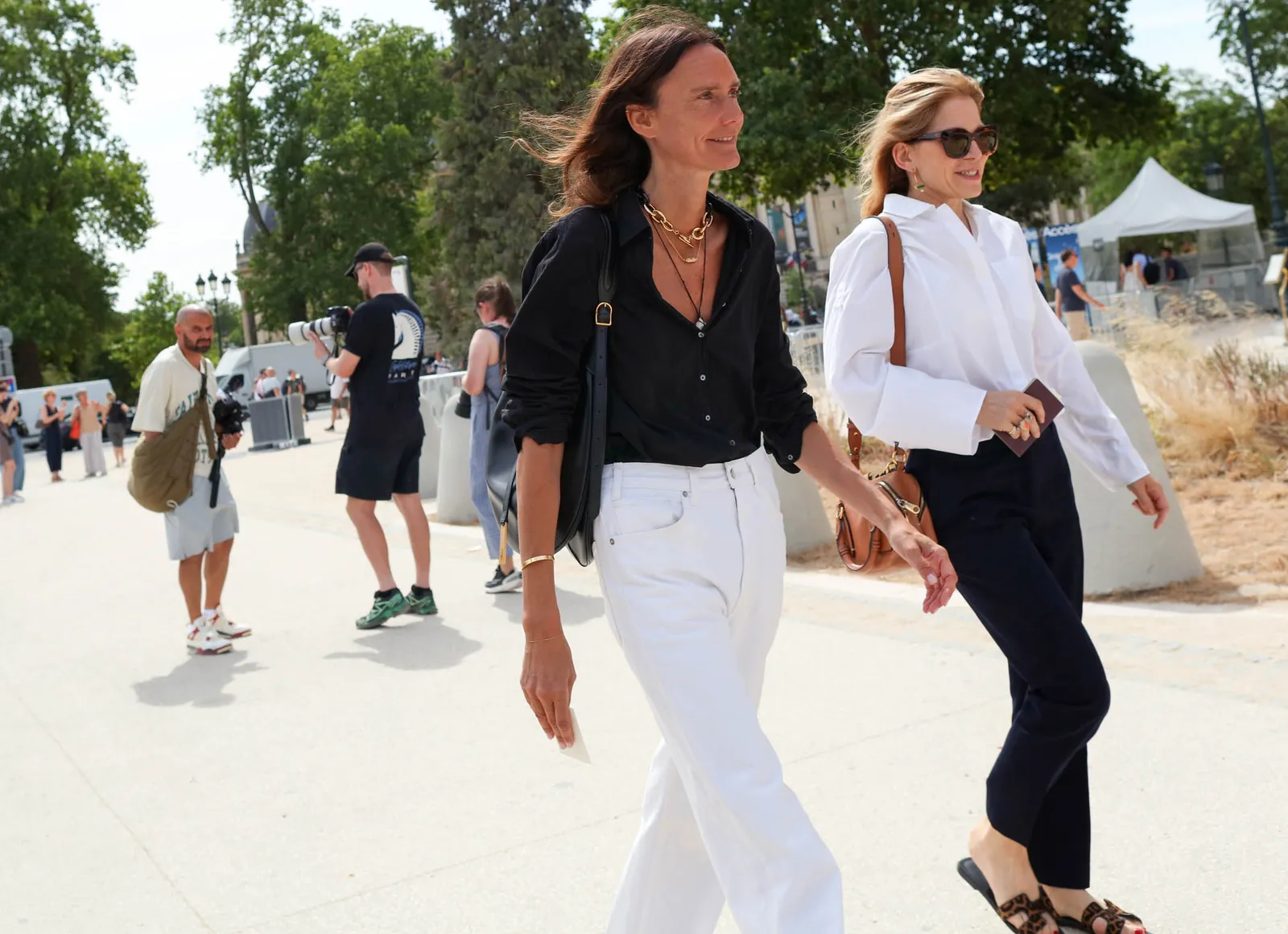 Черно-белые street style образы с рубашками, брюками и солнцезащитными очками