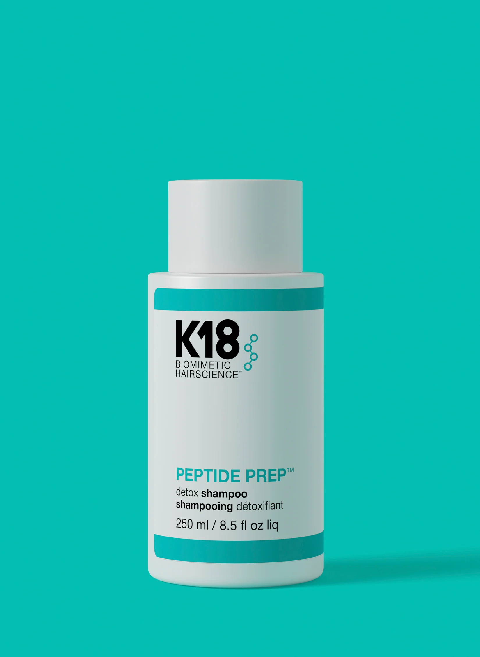 Глубоко очищающий шампунь K18 Peptide Prep Detox Shampoo на бирюзовом фоне