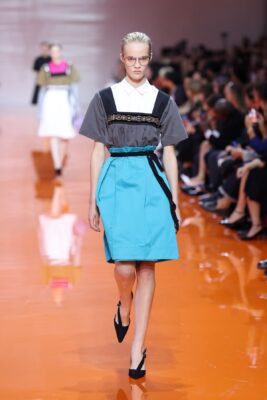 Бирюзовая юбка до колена с прямым силуэтом в образе Prada