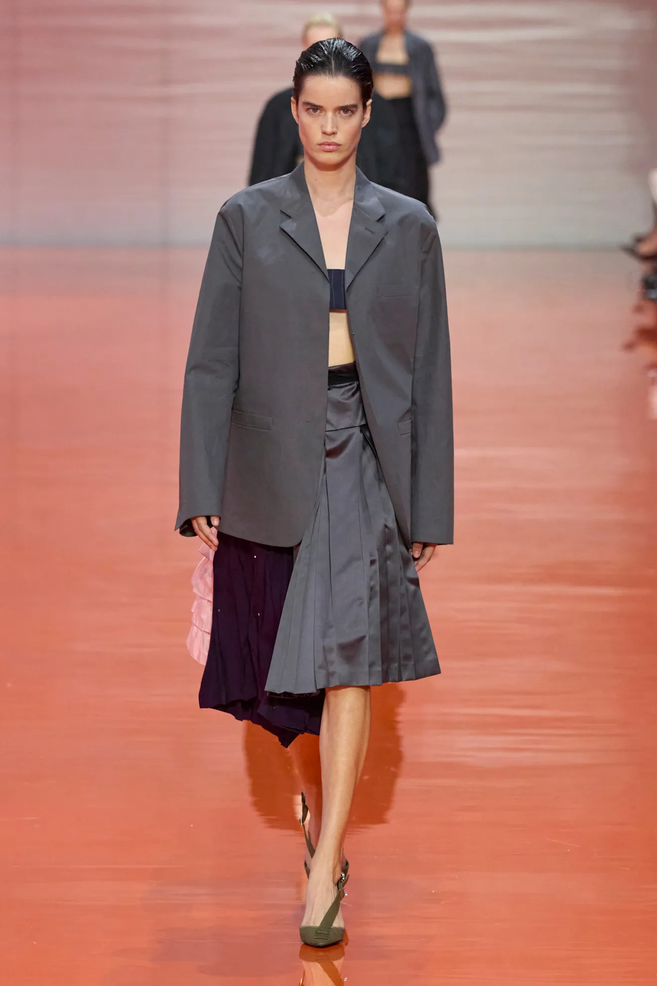 Асимметричная юбка Prada до колена с плиссировкой и контрастными вставками