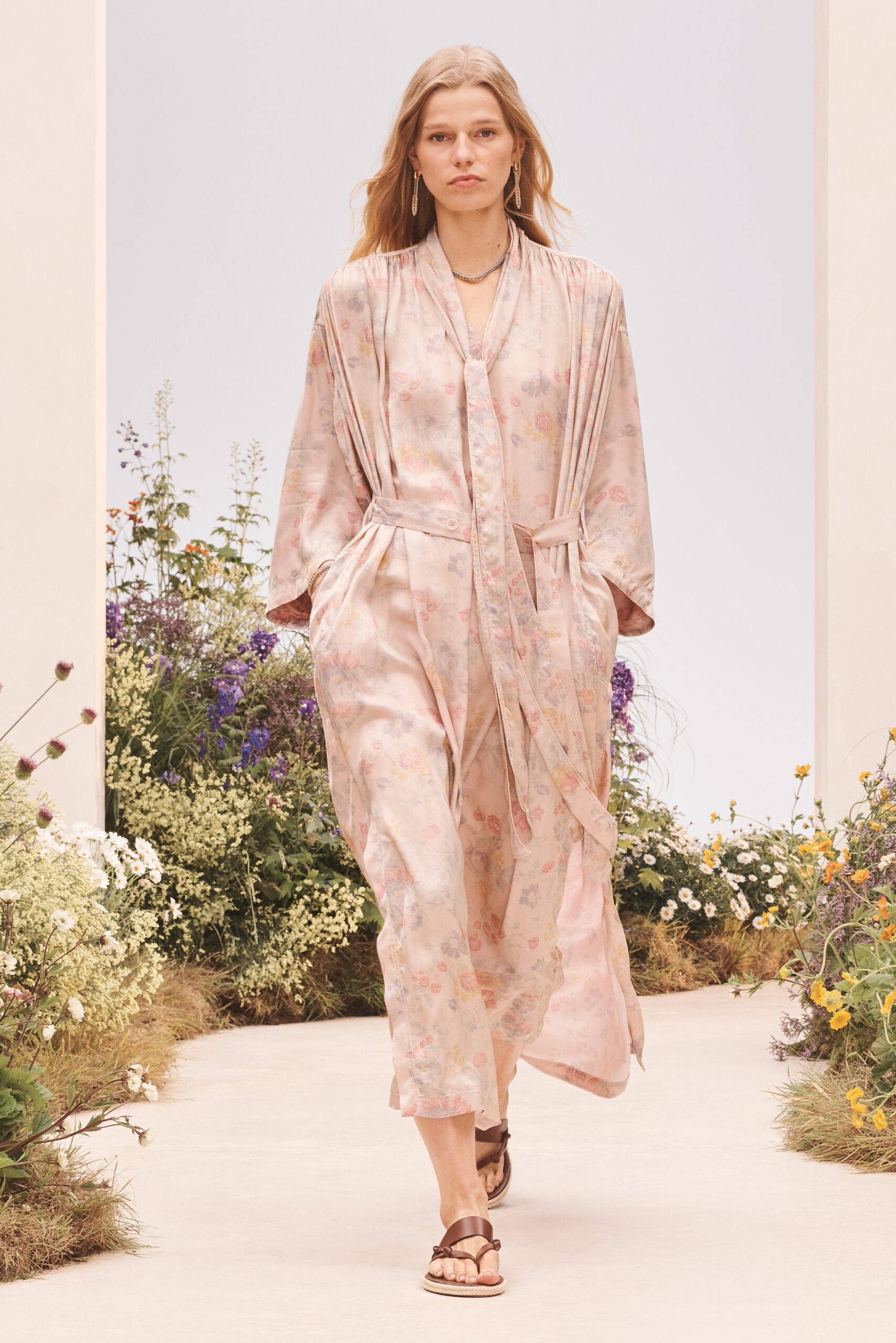 Модель в длинном розовом платье с приглушенным цветочным принтом Zara SRPLS FLWRS