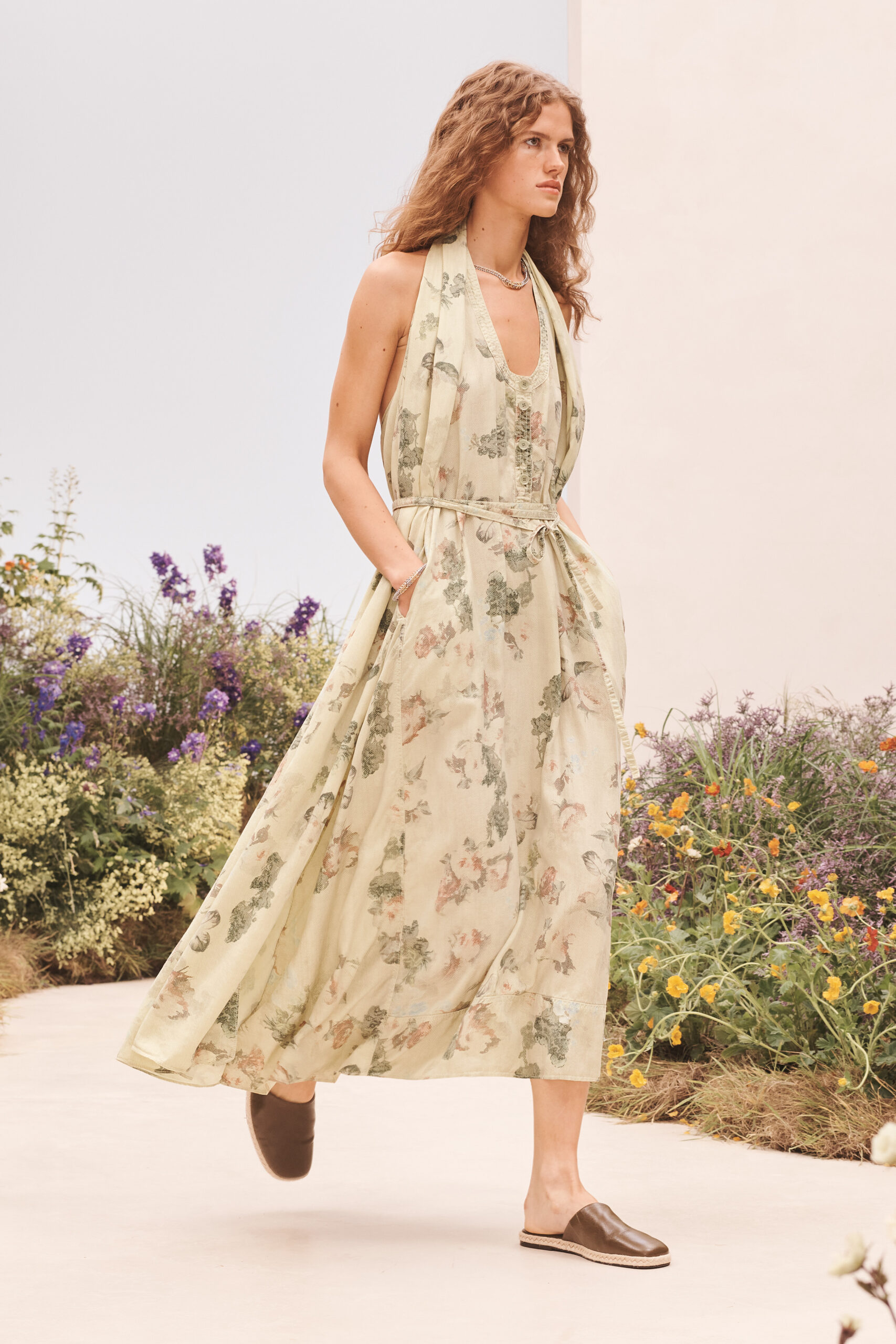 Модель в длинном платье цвета шалфея с размытым цветочным принтом Zara SRPLS FLWRS