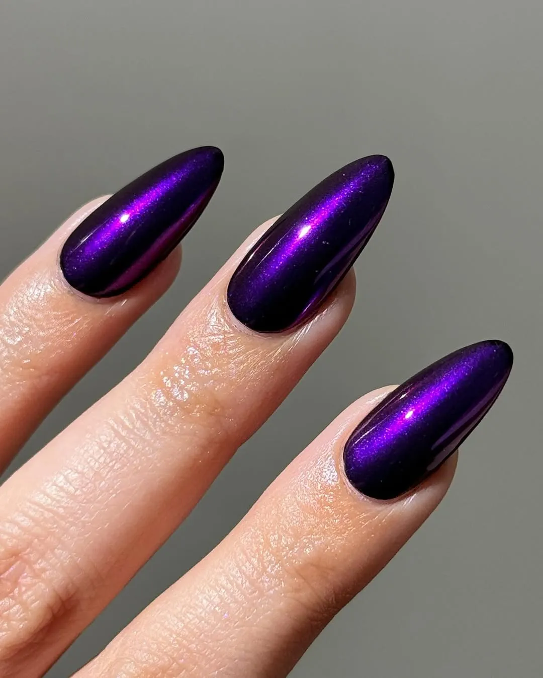 Фиолетовый магнитный маникюр cat eye с ярким глянцевым бликом