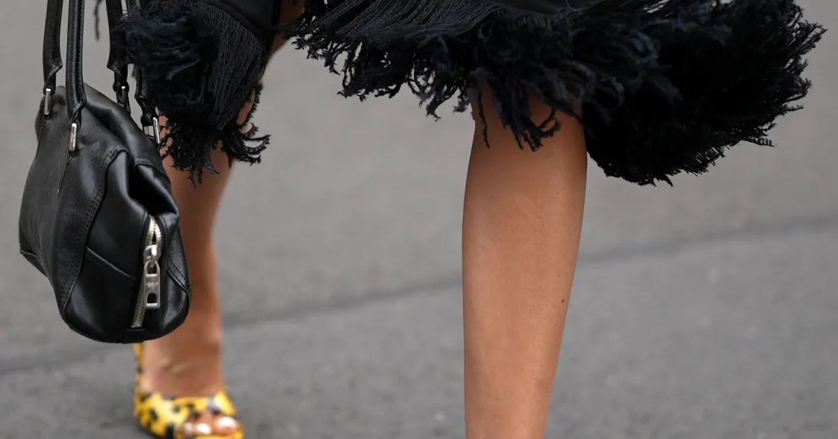 Желтые туфли peep-toe с леопардовым принтом и черной юбкой с бахромой